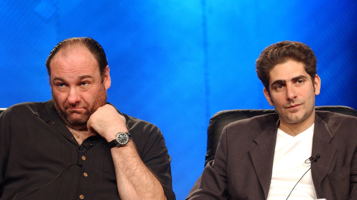 James Gandolfini y Michael Imperioli sentados uno al lado del otro.