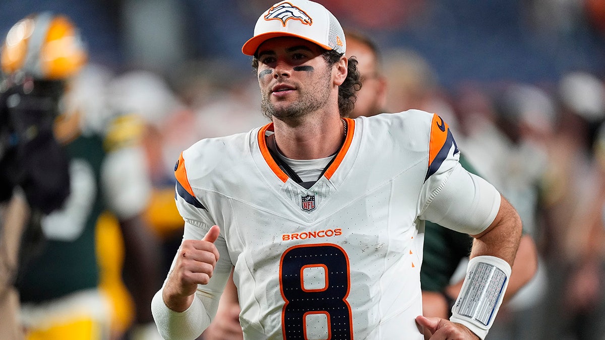 Jarrett Stidham sale del campo