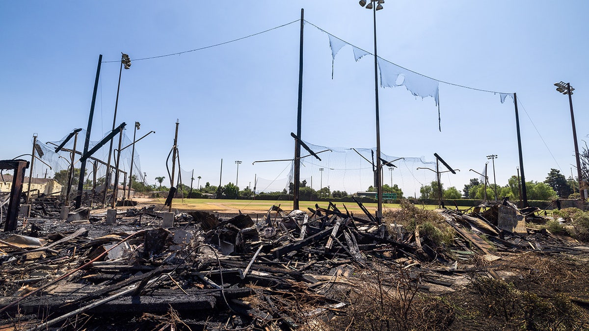 Los restos quemados de las gradas del Jay Littleton Ball Park en Ontario, CA