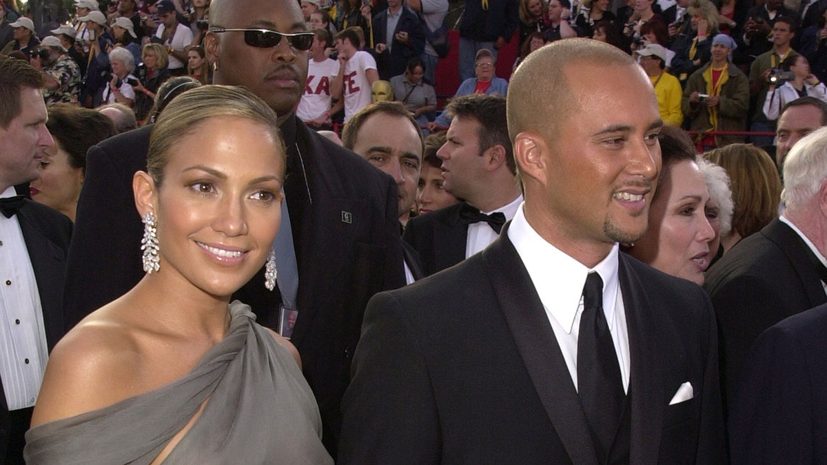 Jennifer Lopez y Chris Judd en la alfombra roja de los Oscars