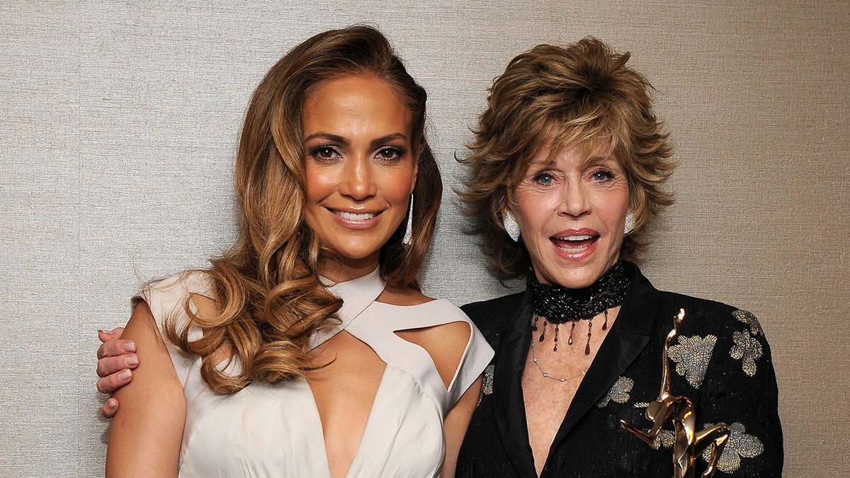 Jennifer Lopez y Jane Fonda posando juntas