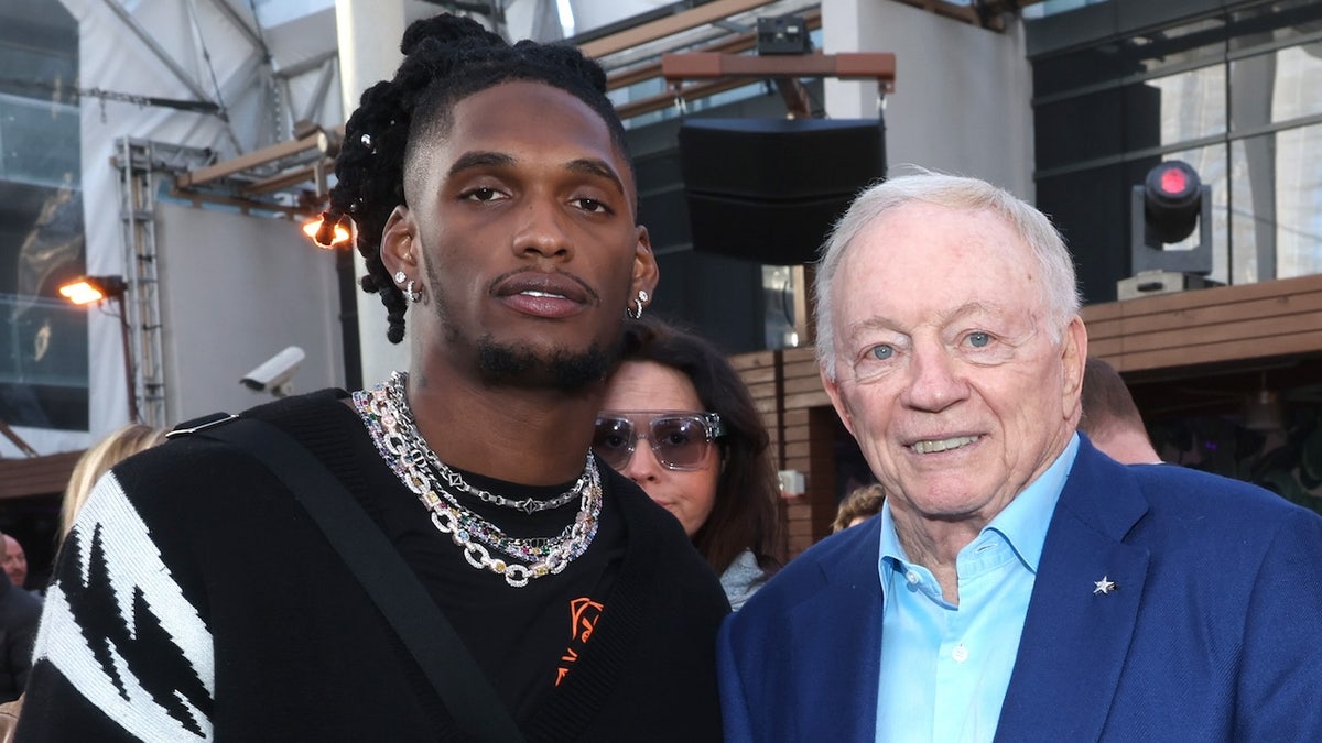 CeeDee Lamb y Jerry Jones.