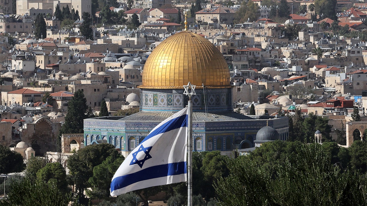 La bandera de Israel ondeando frente a la Cúpula de la Roca.