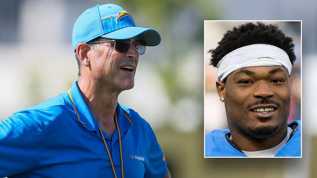 Jim Harbaugh y Derwin James Jr. codo con codo