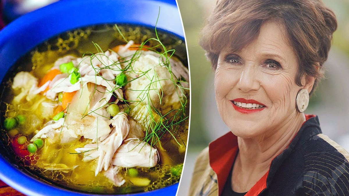 Una imagen dividida de un cuenco de sopa de bolas de matzoh cubierto con pollo desmenuzado y eneldo. En el otro lado hay una foto de Joan Nathan, autora del libro de cocina