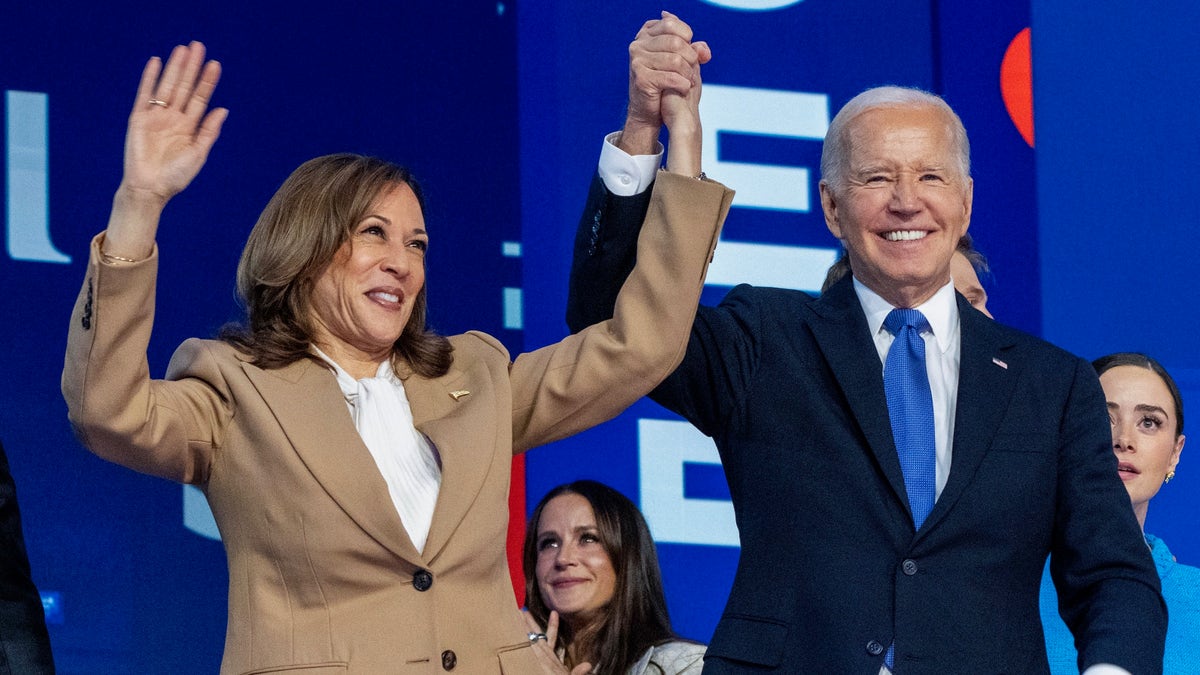 Biden e Harris no palco do DNC