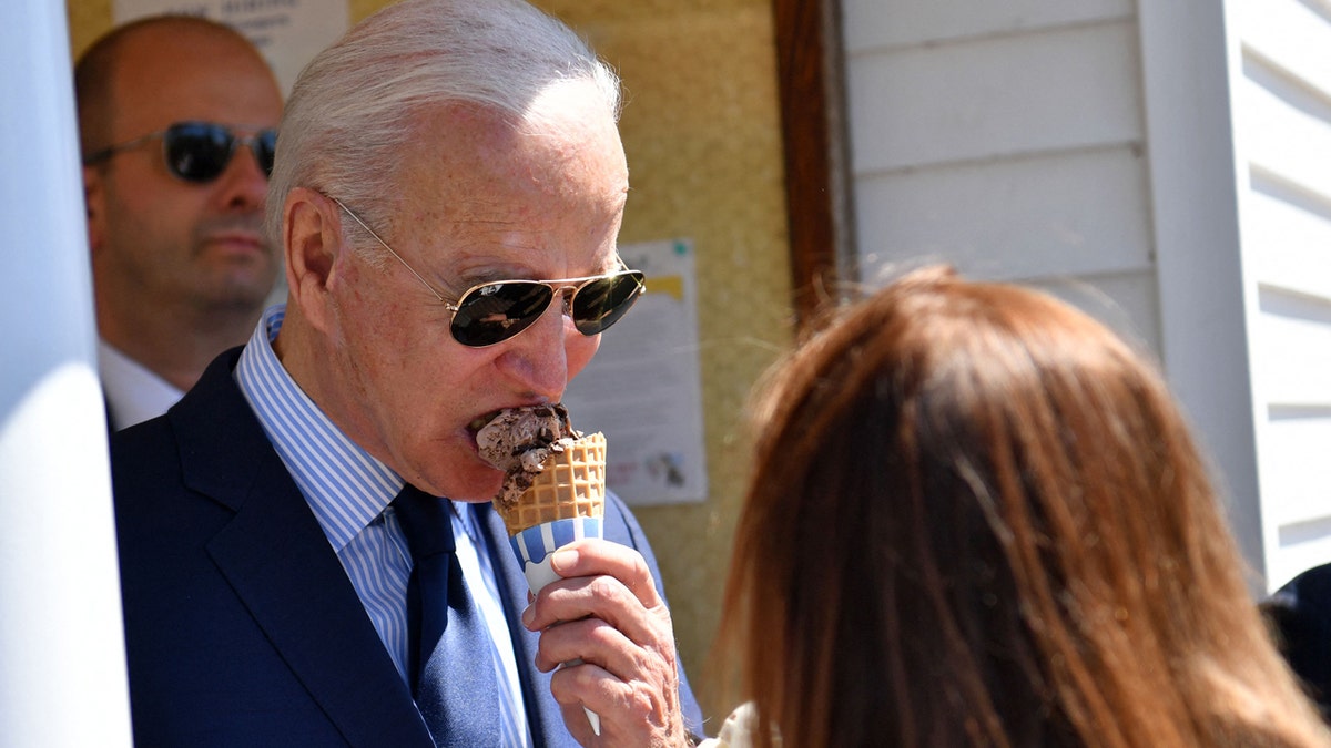 El presidente Joe Biden come un helado de chocolate en Honey Hut Ice Cream en Cleveland, Ohio, el 27 de mayo de 2021.