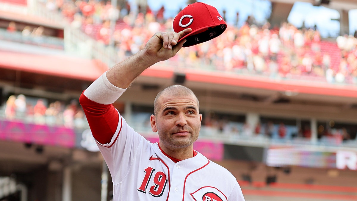 Joey Votto saluda a la multitud