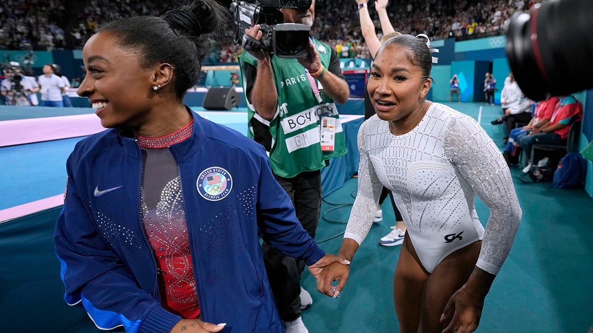 Jordan Chiles e Simone Biles se abraçam