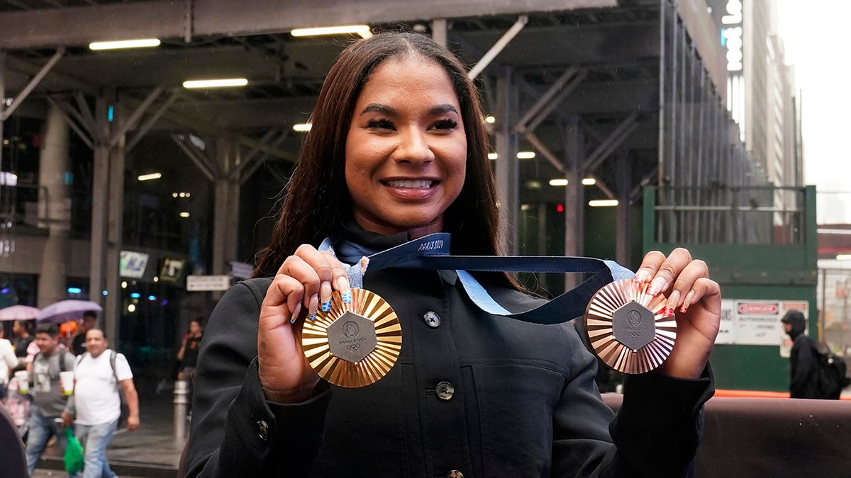 Jordan Chiles sostiene sus medallas