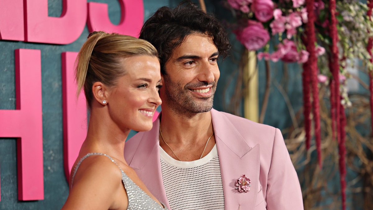 Justin Baldoni y su mujer en un estreno