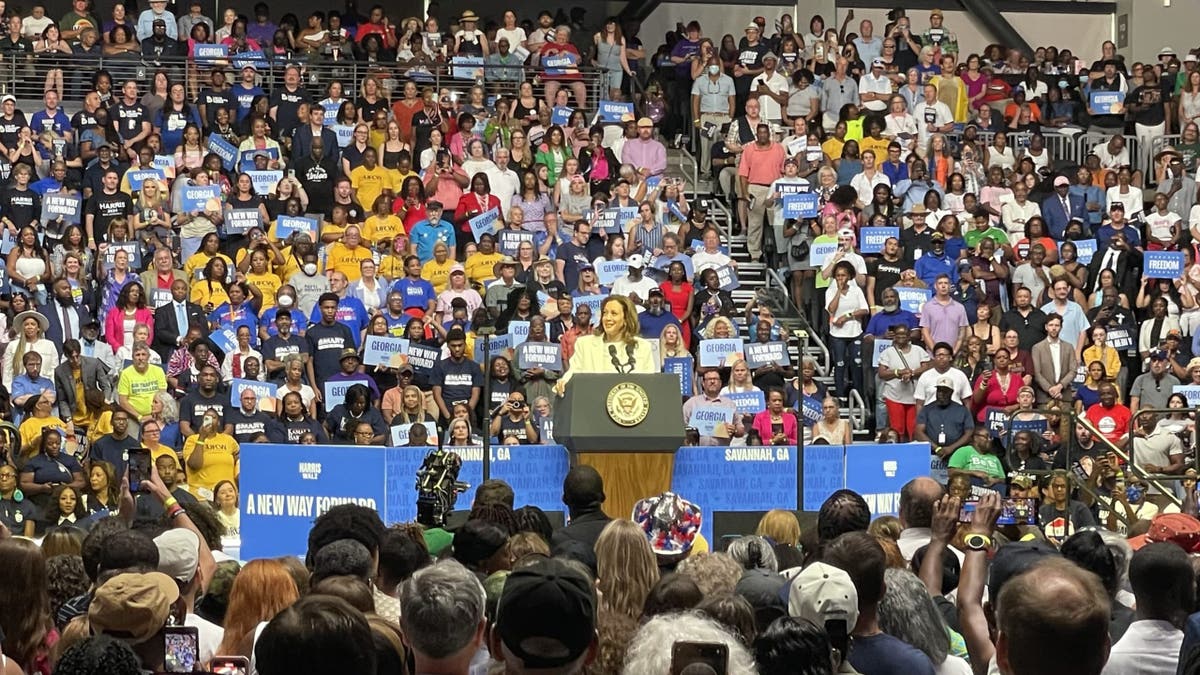 Kamala Harris en el centro de una amplia imagen del mitin de Savannah