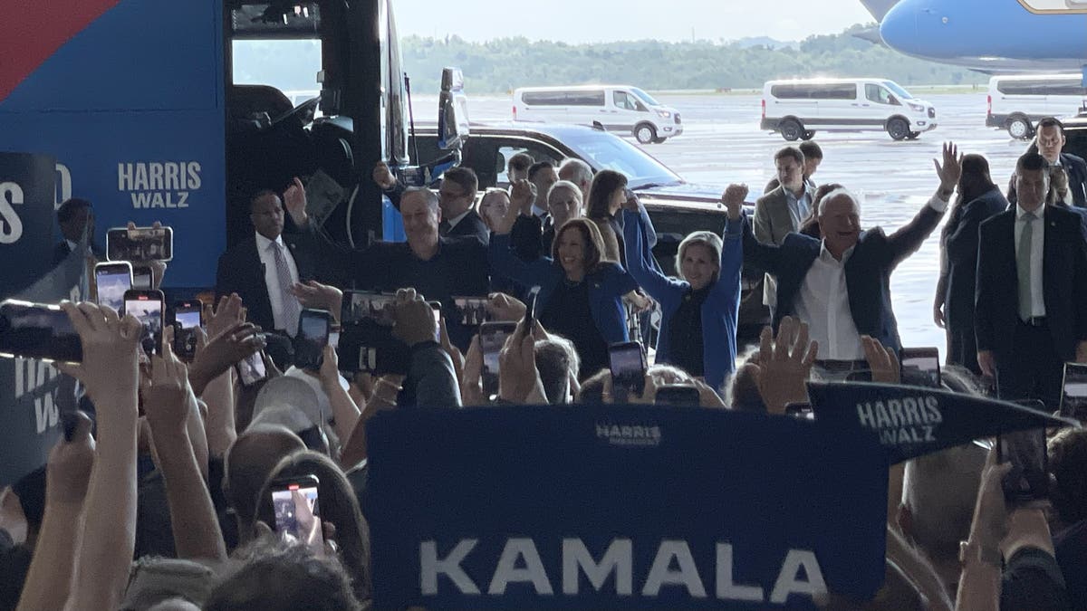 Gira de Harris Walz en autobús por el oeste de Pensilvania en vísperas de la Convención Demócrata