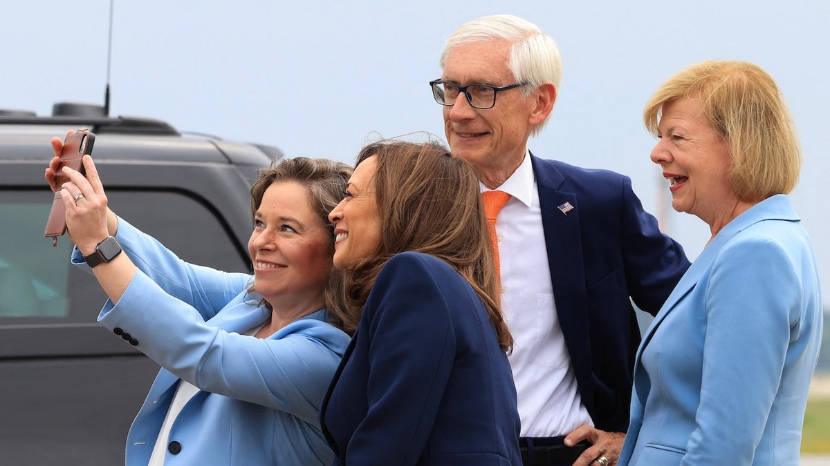 La vicepresidenta Kamala Harris posa para una foto con la vicegobernadora de Wisconsin Sara Rodríguez, el gobernador Tony Evers y la senadora Tammy Baldwin en el Aeropuerto Internacional Mitchell de Milwaukee el 23 de julio de 2024.