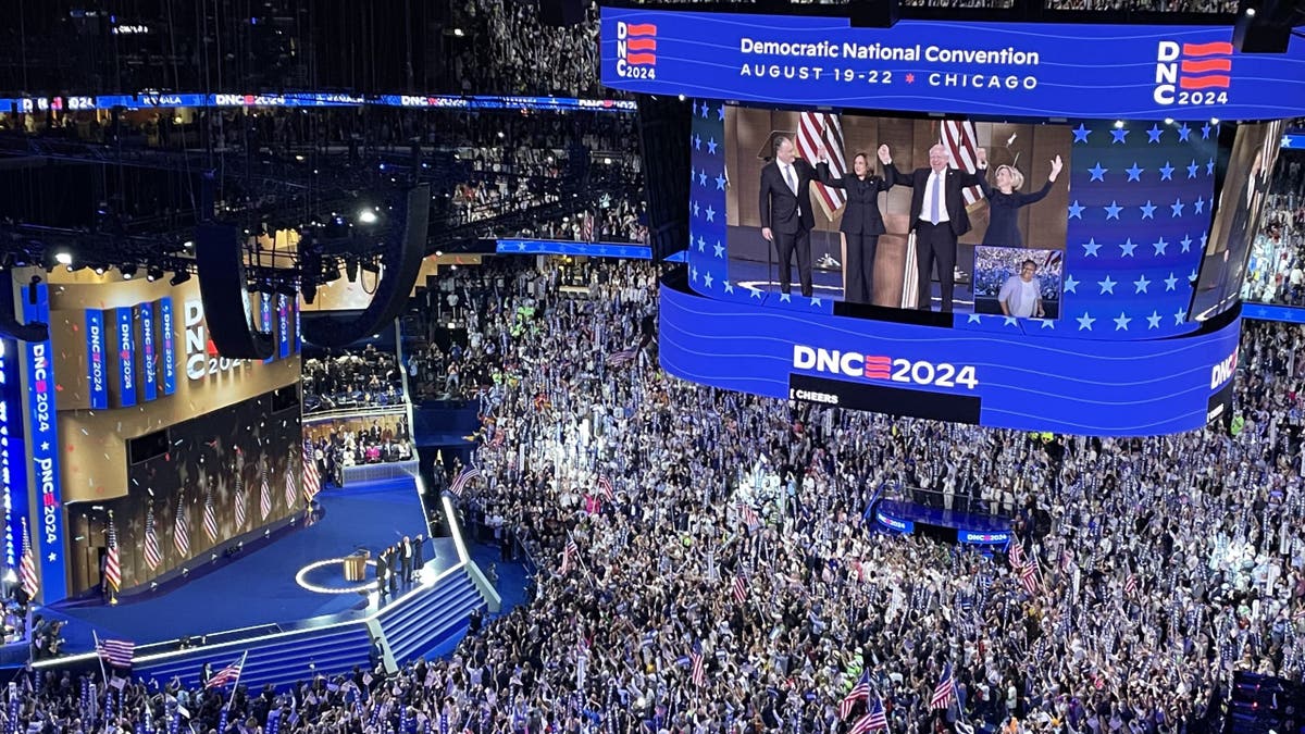 La vicepresidenta Kamala Harris, tras su discurso de aceptación de la nominación en la Convención Nacional Demócrata, es acompañada en el escenario por su compañero de candidatura, el gobernador de Minnesota Tim Walz, y sus cónyuges, el segundo caballero Doug Emhoff y la primera dama de Minnesota Gwen Walz, en Chicago, Illinois, el 22 de agosto de 2024.