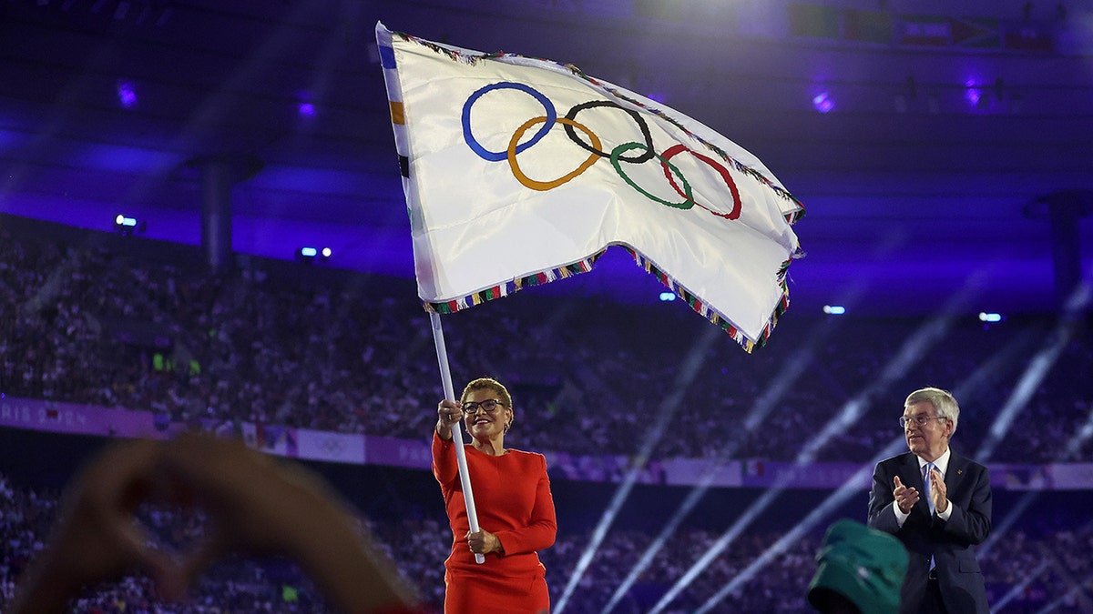 Karen Bass ondea la bandera olímpica