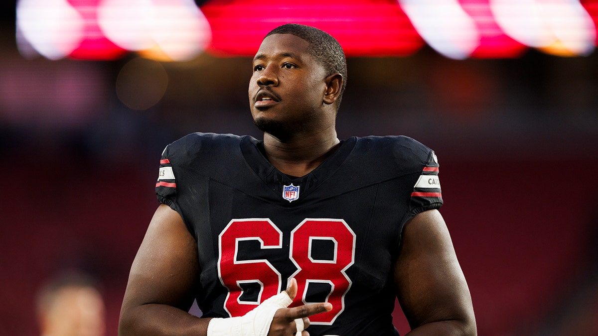 Kelvin Beachum mira al campo