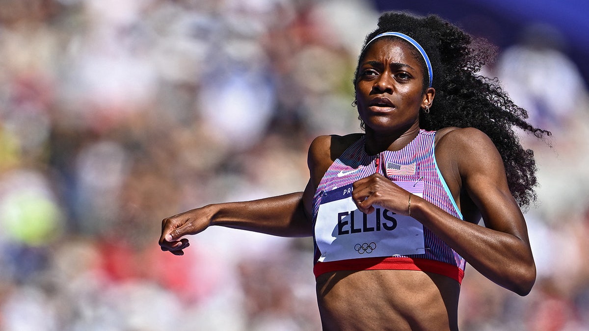 Kendall Ellis competes