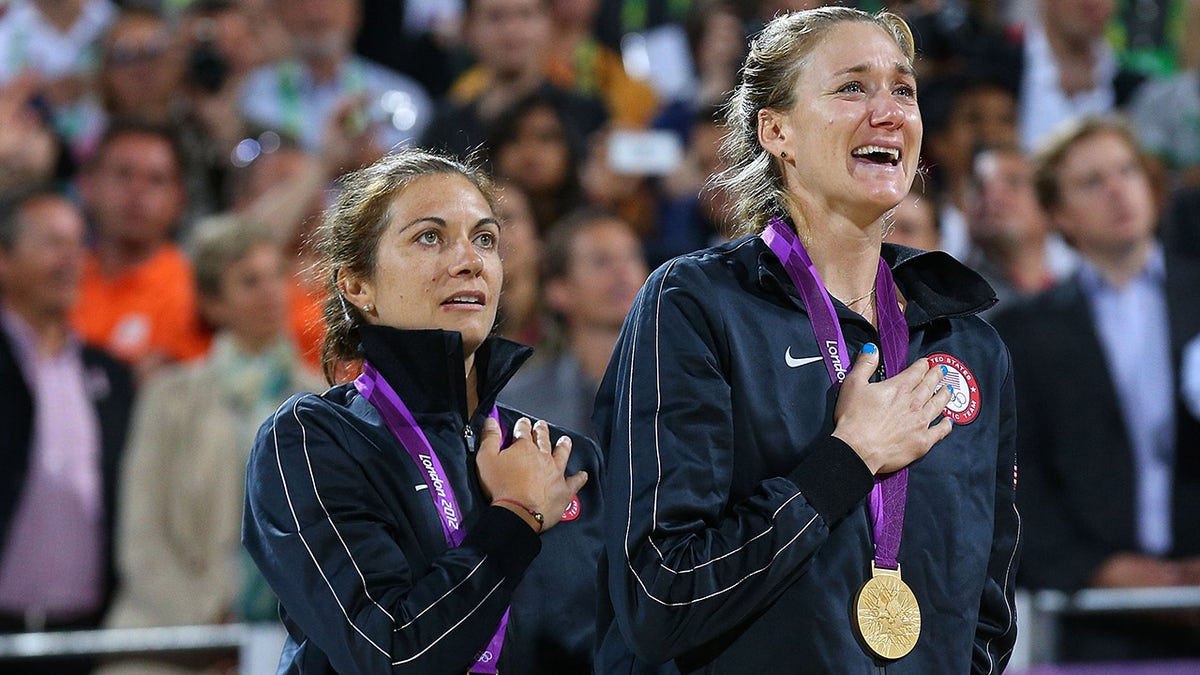 Kerri Walsh Jennings y Misty May-Treanor durante el himno nacional