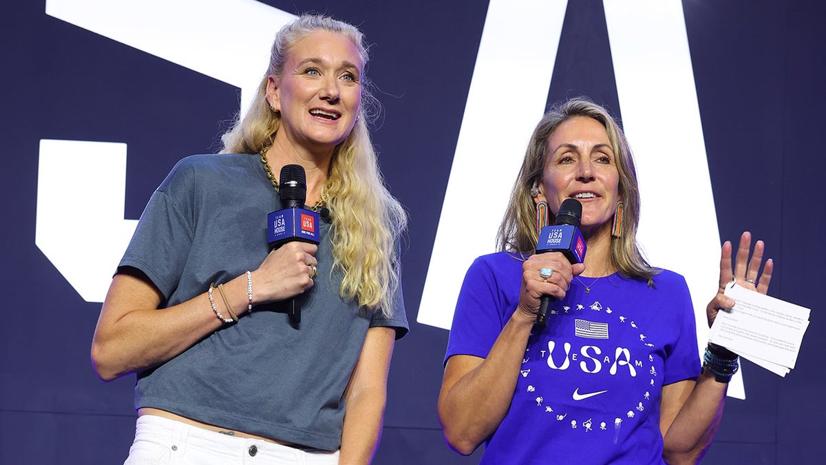 Kerri Walsh Jennings habla en el escenario