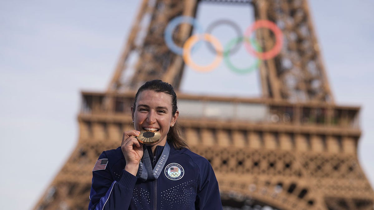 Kristen Faulkner bites the medal