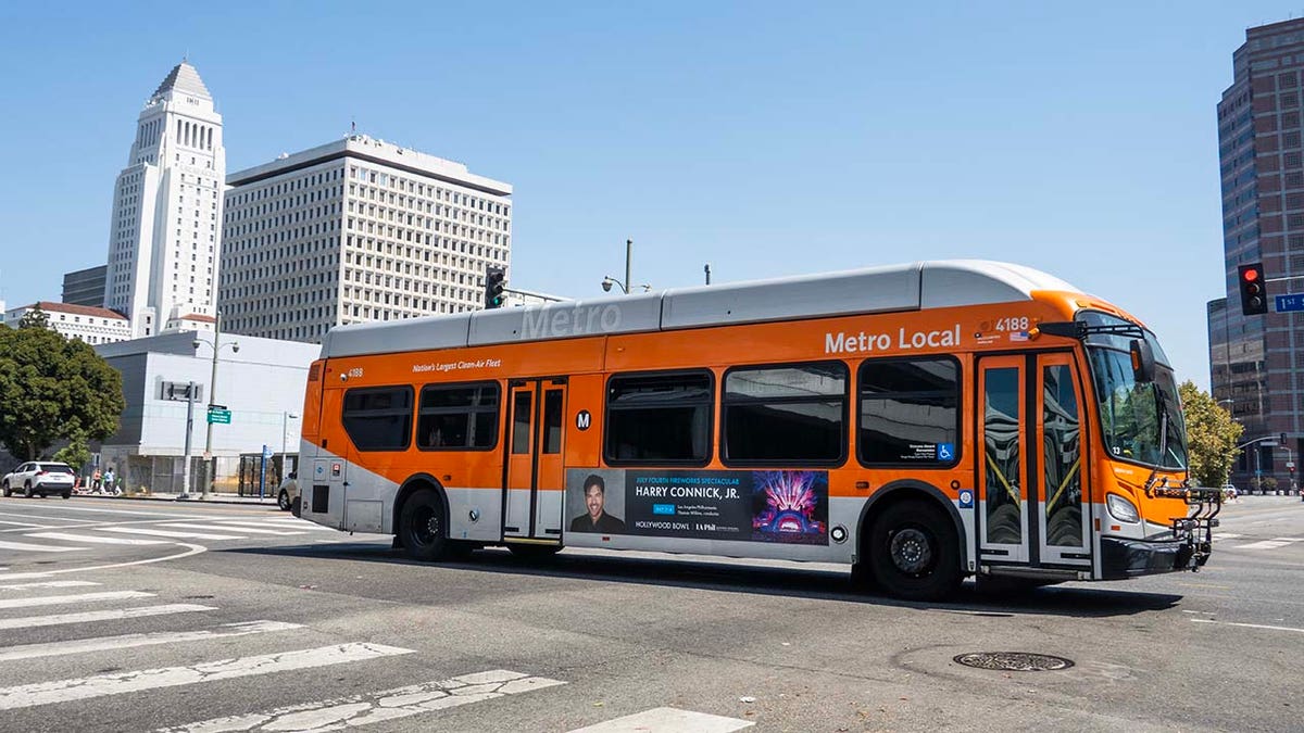 Un autobús del Metro en una calle de Los Ángeles