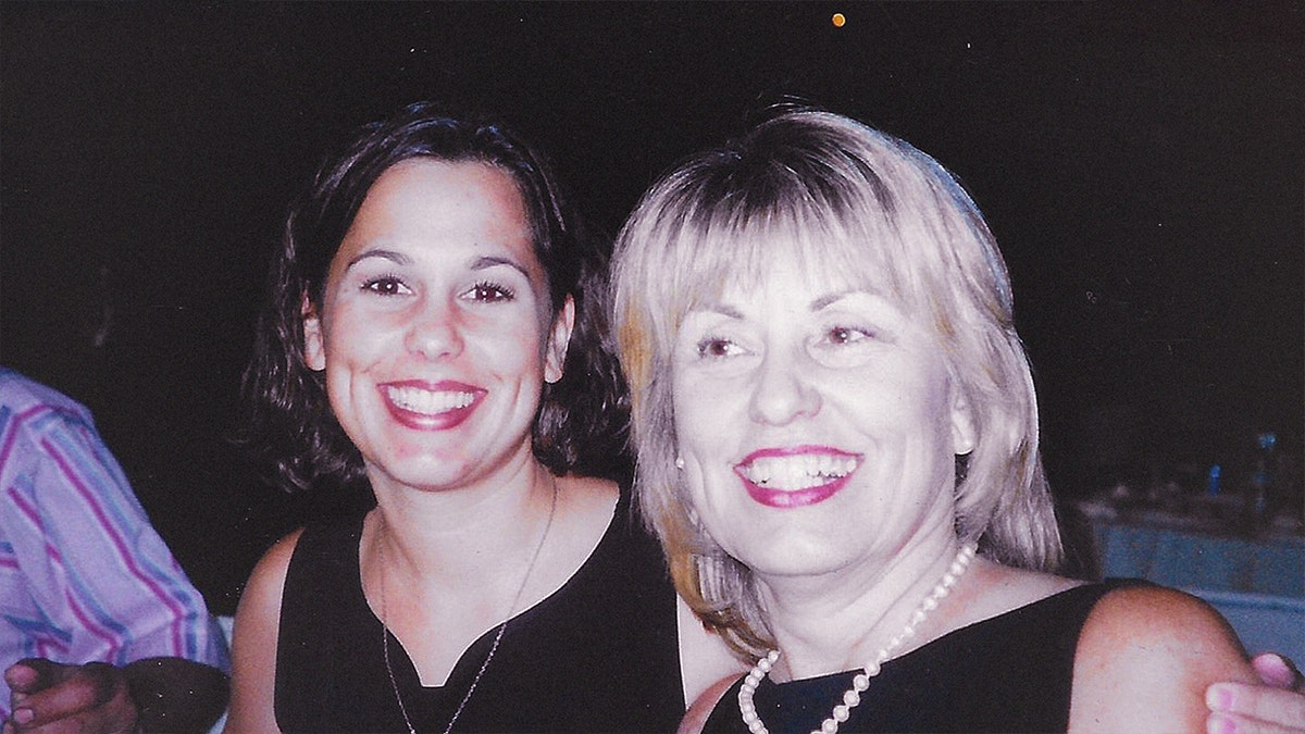 Laci Peterson y Sharon Rocha sonríen en una vieja fotografía, ambas vestidas de negro