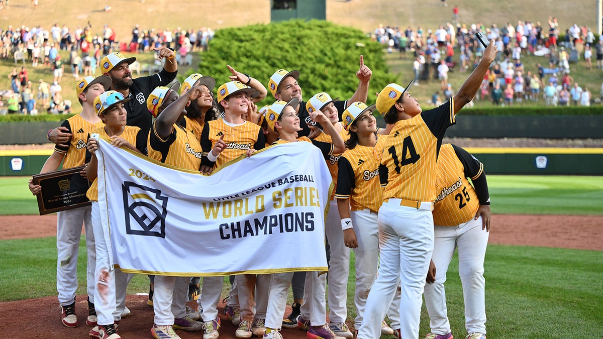 Lake Mary Little League merayakan kemenangan