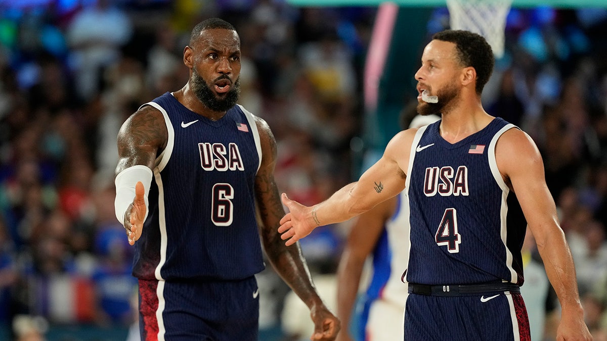 LeBron y Steph juegan