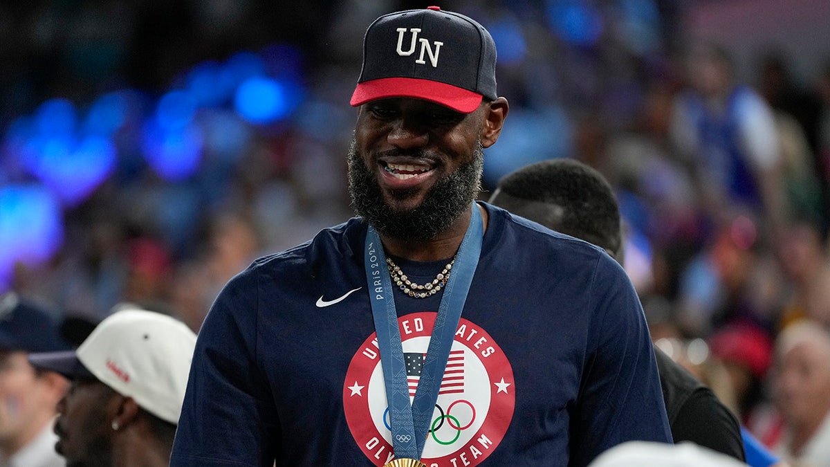 LeBron James assiste a um jogo feminino dos EUA