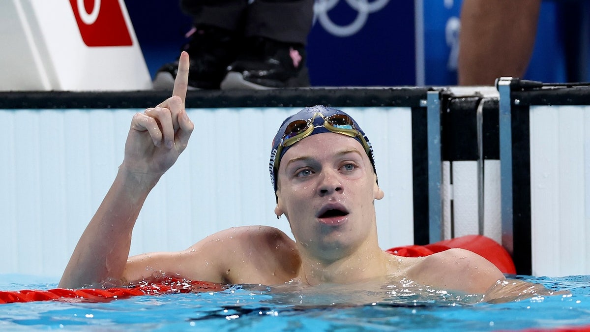 Leon Marchand, del Equipo de Francia, celebra tras ganar el oro en la final masculina de 200 metros mariposa en la quinta jornada de los Juegos Olímpicos de París.