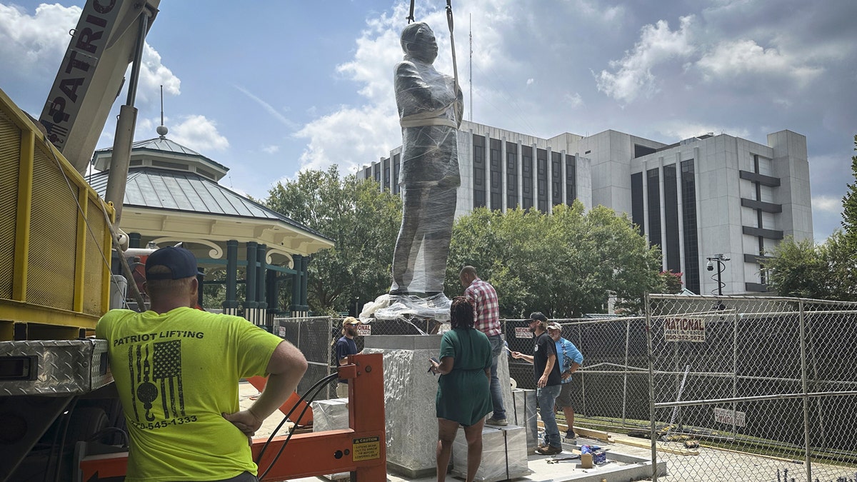 Se instala una gran estatua de bronce del fallecido líder de los derechos civiles y político, el congresista John Lewis.