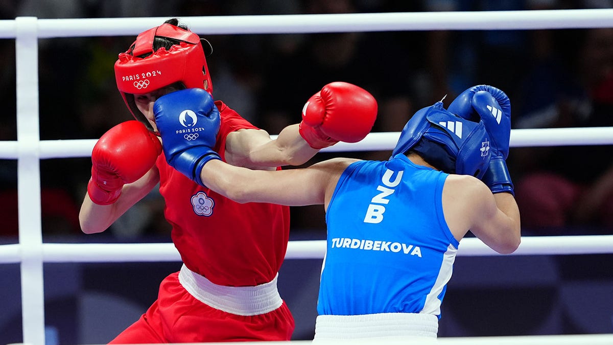 Lin Yu-Ting fights Uzbek opponent