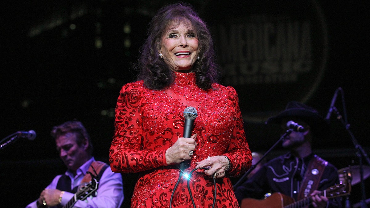 Loretta Lynn qua đời năm 2022 ở tuổi 90.