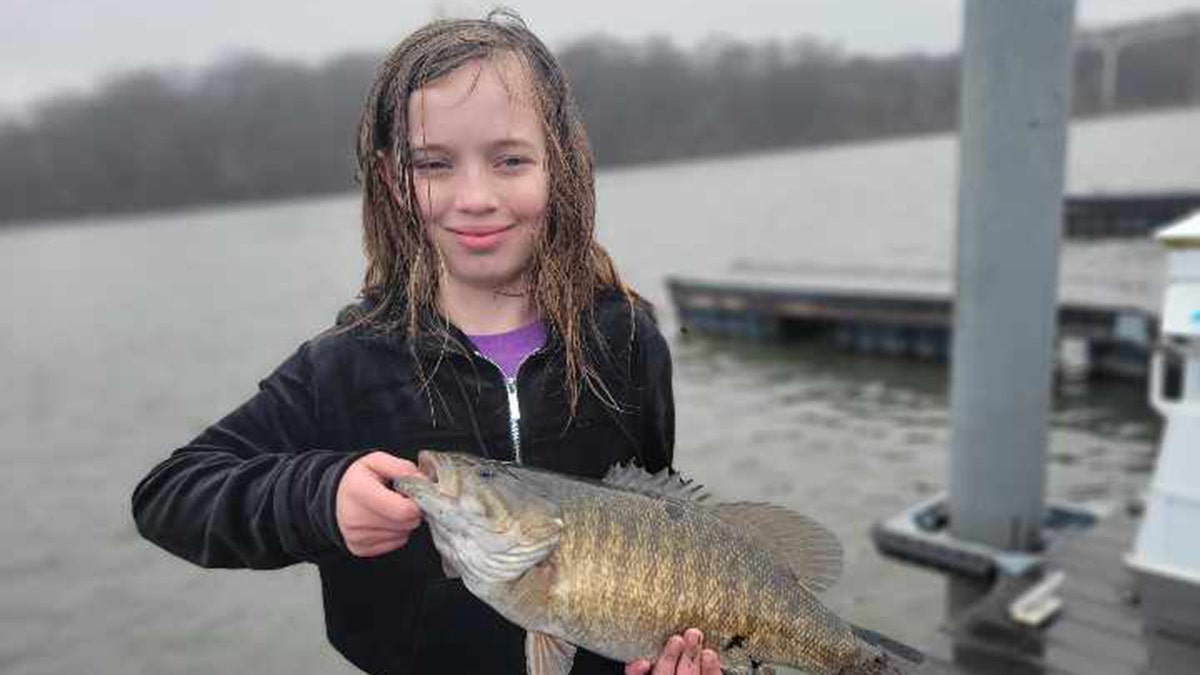 Lucy-pescando-en-la-lluvia