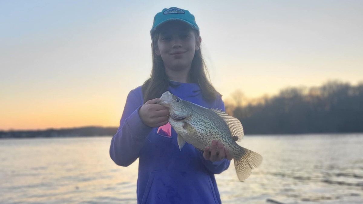 Lucy-segurando-peixe-com-espinho-espinhoso