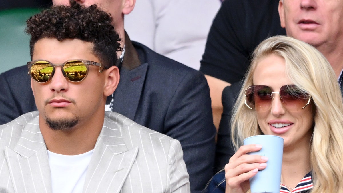 Patrick Mahomes y Brittany Mahomes en Wimbledon