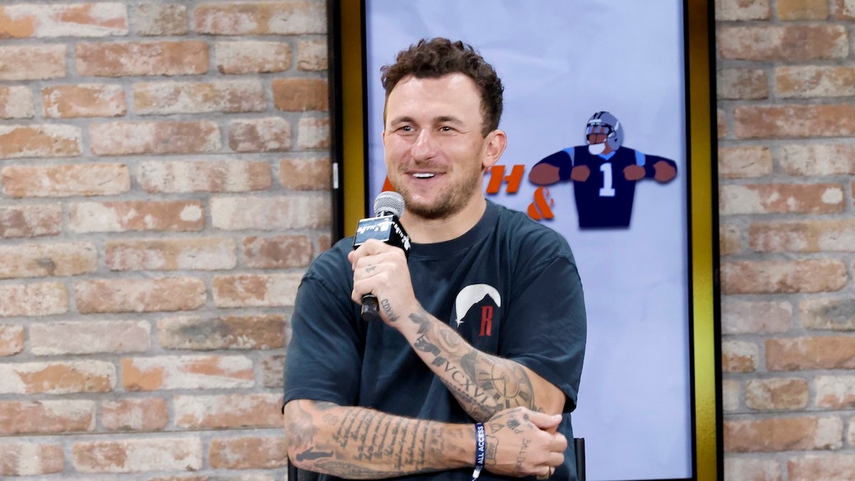 Johnny Manziel habla en el escenario del Fanatics Fest NYC 2024.