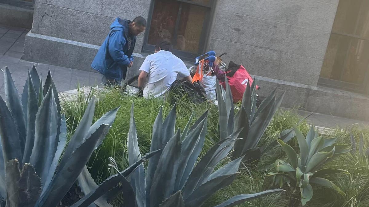 Tráfico de drogas al aire libre en San Francisco en agosto de 2024.