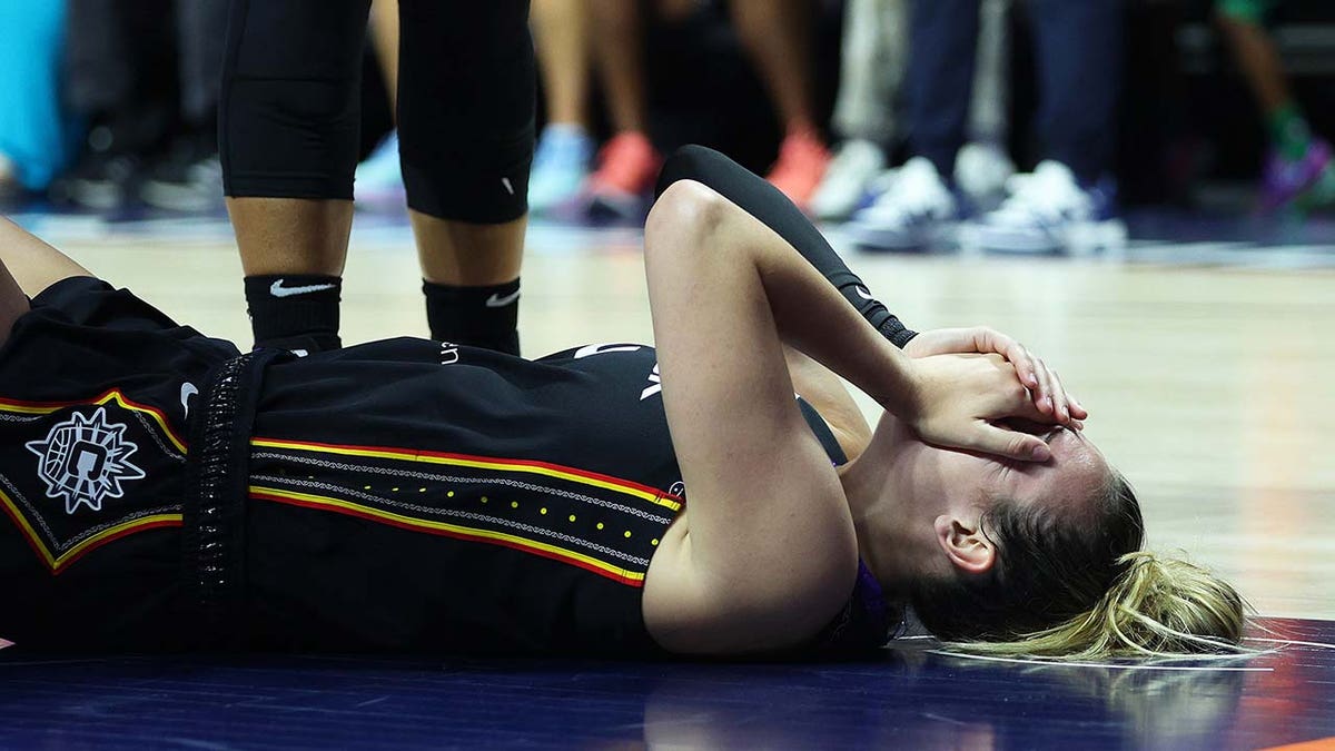 Marina Mabrey reacciona durante un partido de la WNBA