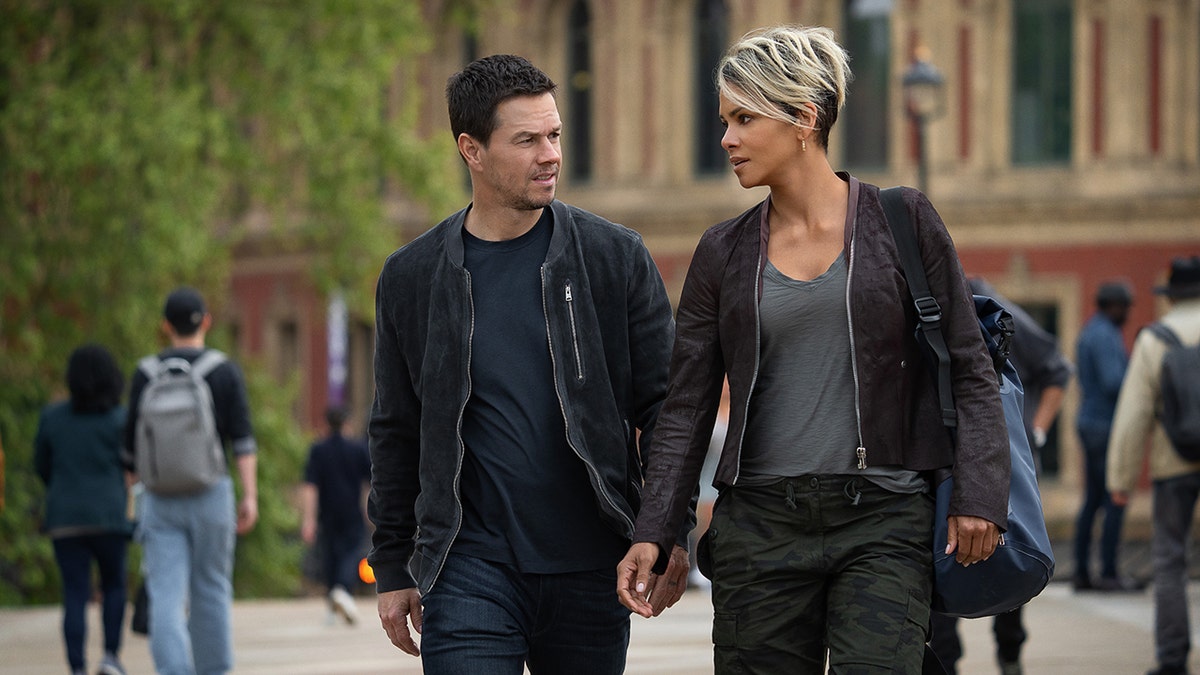 Una foto de Mark Wahlberg y Halle Berry en "La Unión"