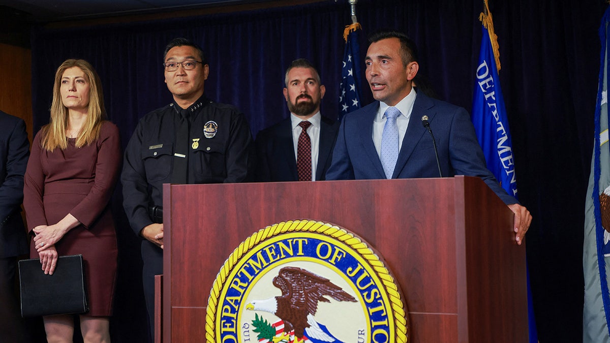 El fiscal de los Estados Unidos para el Distrito Central de California, Martin Estrada, habla durante una rueda de prensa