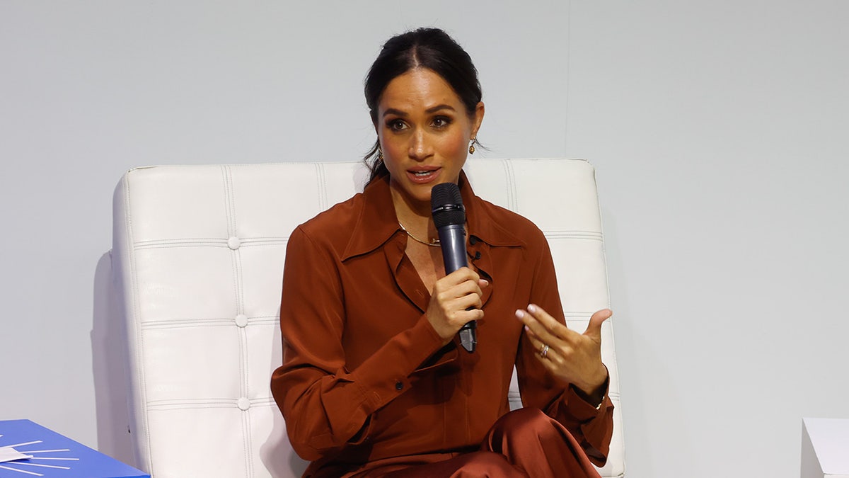 Meghan Markle sentada y hablando por un micrófono