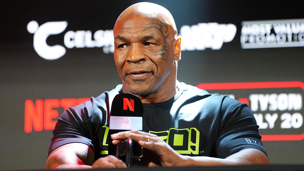 Mike Tyson mira a la multitud