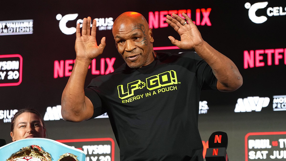 Mike Tyson reacciona ante la multitud