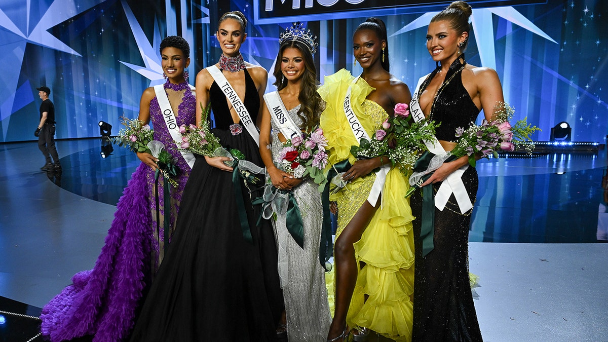 Macy Hudson, Miss Ohio USA, Christell Foote, Miss Tennessee USA, Alma Cooper, Miss Michigan USA-ganadora de Miss USA 2024, Connor Perry, Miss Kentucky USA y Danika Christopherson, Miss Oklahoma posan juntos.