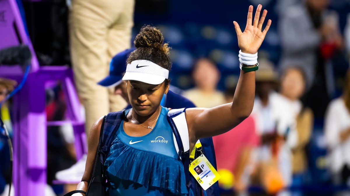 La japonesa Naomi Osaka sale de la pista. 