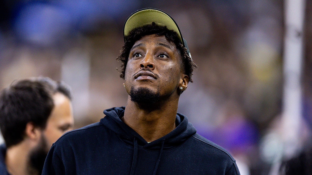 Michael Thomas en la banda antes de un partido de la NFL