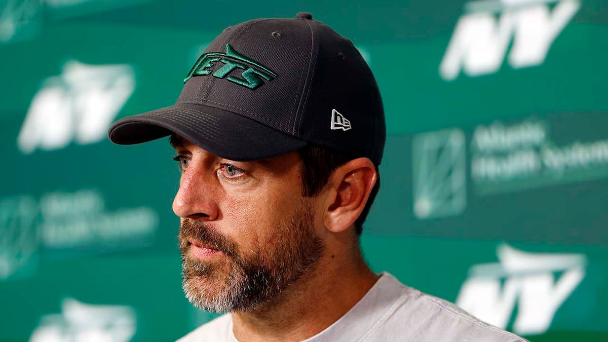 Aaron Rodgers habla con los medios de comunicación