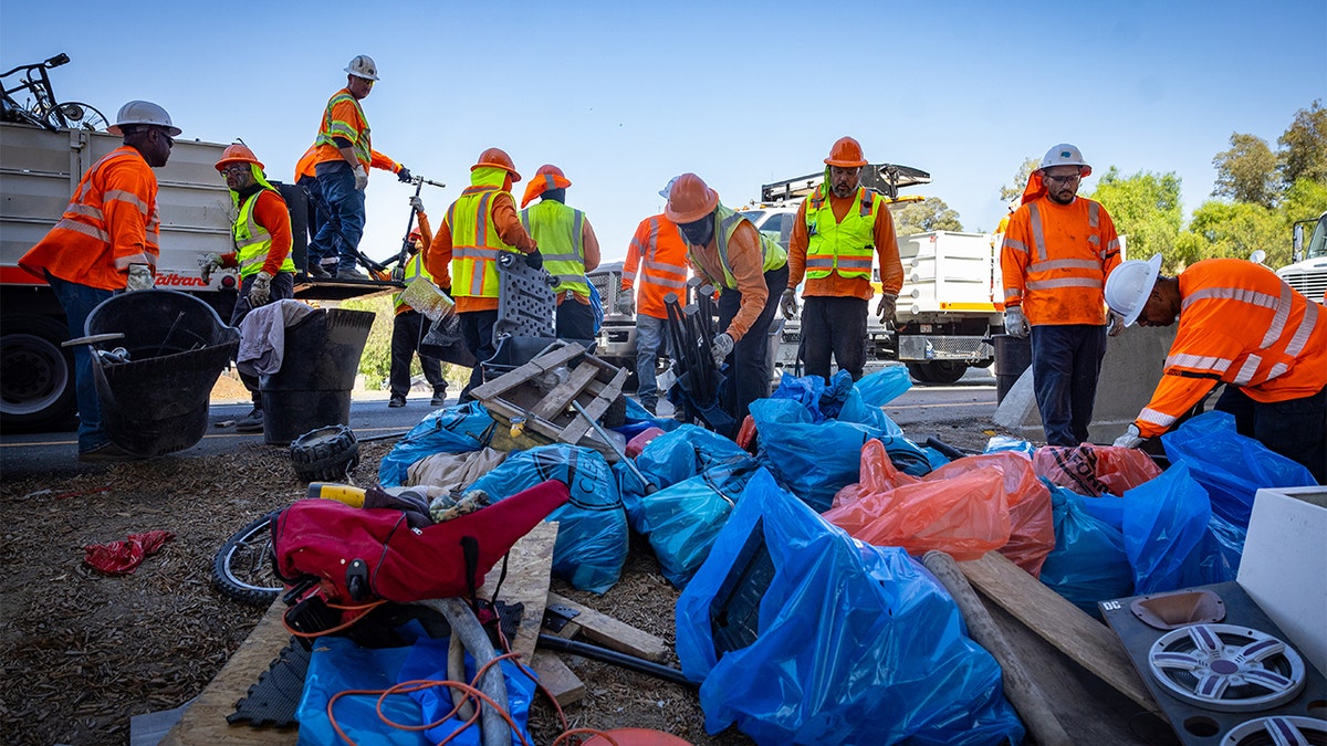 El gobernador Gavin Newsom junto con Caltrans limpian un campamento cerca de Paxton Street y Remick Avenue en Los Ángeles mientras continúa la iniciativa estatal California Limpia el jueves 8 de agosto de 2024 en Los Ángeles, CA.